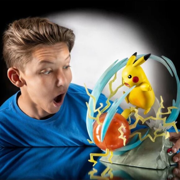 Pokemon Large 13 inch Deluxe Collector’s Statue | Pikachu Deluxe New - Picture 7 of 7